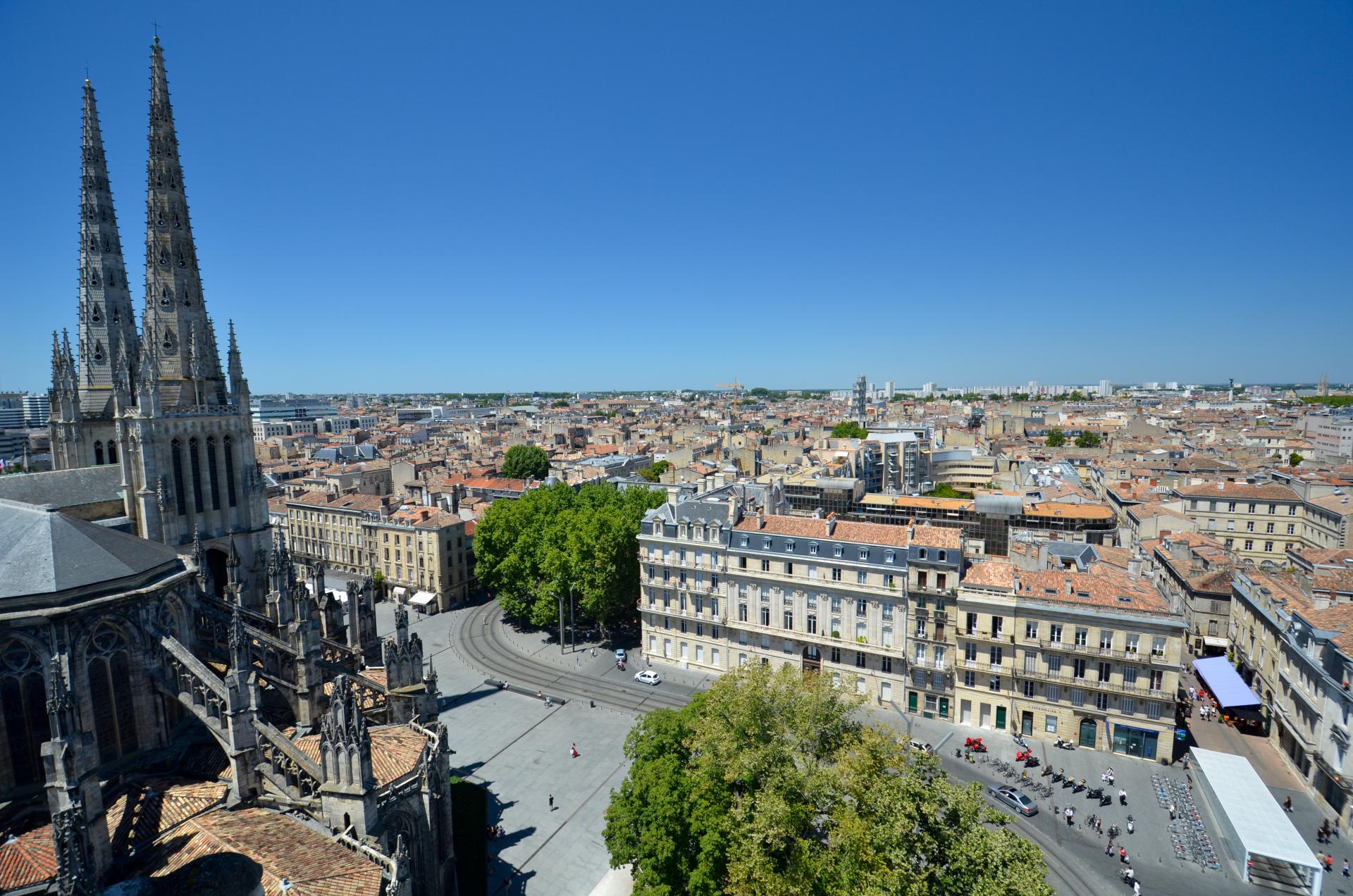 Vue sur la ville de Bordeaux, la Cathédrale Saint-André et la Place de la Bourse (France, 2001)